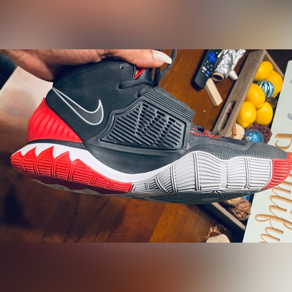 The Nike Kyrie 6 - Picture 5 of 11